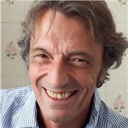 Il mio background unico mi dà una comprensione speciale delle sfide che uno studente affronta nell'apprendimento di un buon inglese per scopi sociali e professionali.
Dopo aver ottenuto diverse qualifiche TEFL, ora sono ancora meglio qualificato per inseg